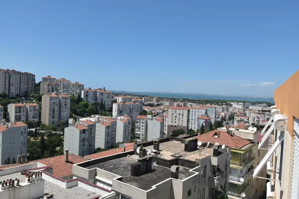 Üçkuyular'da Tadilatlı, Manzaralı 3+1 Satılık Daire